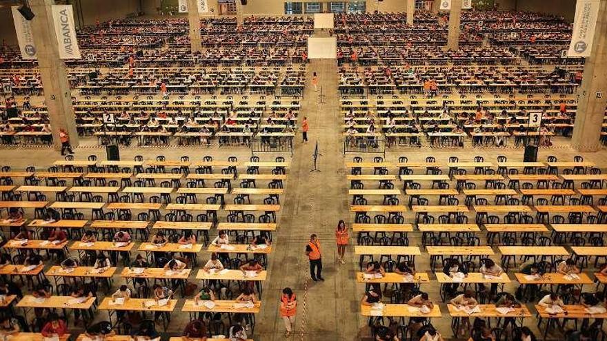 Cientos de opositores durante exámenes convocados en Silleda.