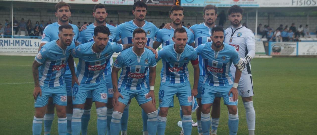 Los jugadores del Coria posan antes del partido del sábado ante el Deportivo Aragón.