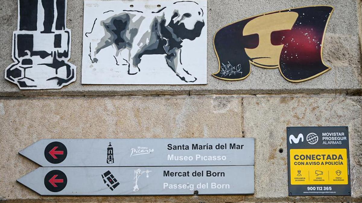 Carteles en castellano de lugares turísticos en Barcelona.