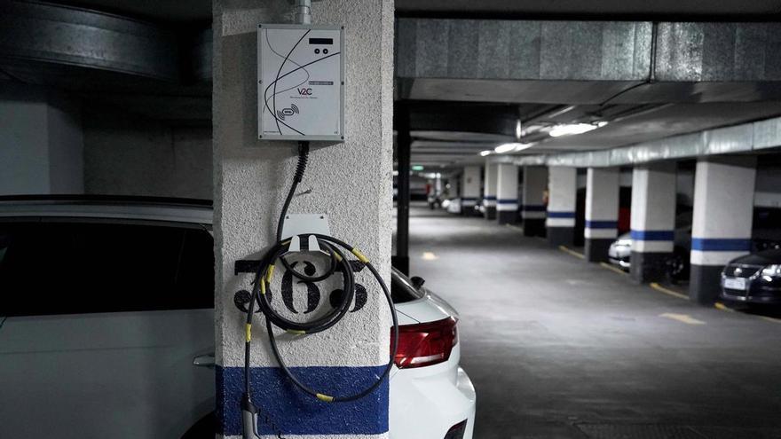 Tensión en las comunidades de vecinos por los puntos de recarga de los coches eléctricos: "La solución ideal es una preinstalación"