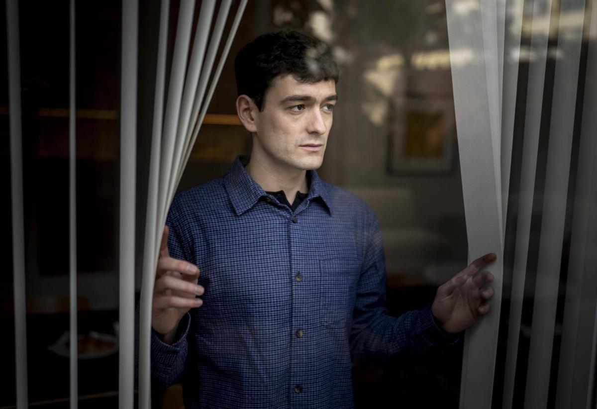 El escritor Pol Guasch presenta el libro ‘Reliquia’, sobre el suicidio de su padre.