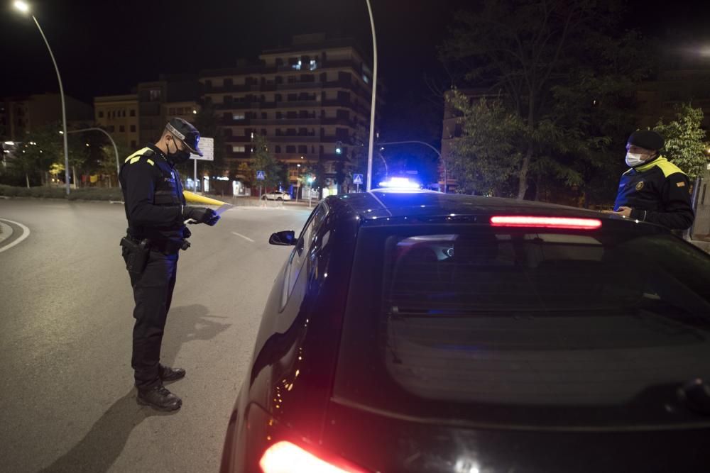 Control policial a la Bonavista de Manresa durant el toc de queda