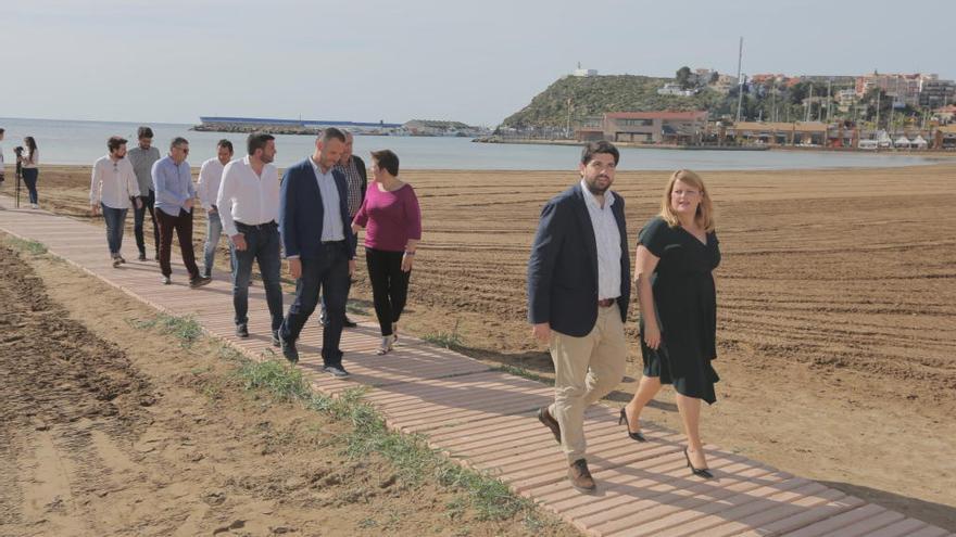 Miras, junto a la alcaldesa, pasea por una playa de Mazarrón.