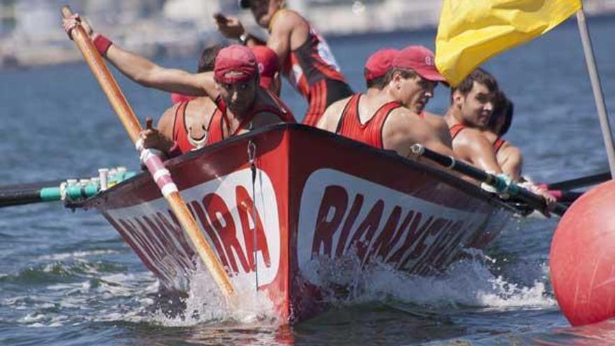 Los remeros de Cabo da Cruz, durante una regata de la temporada disputada en la ensenada de Ferrol. // Jaso