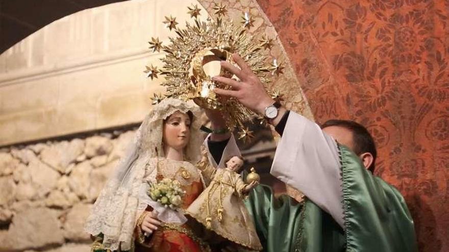 Azucenas para coronar a la Virgen