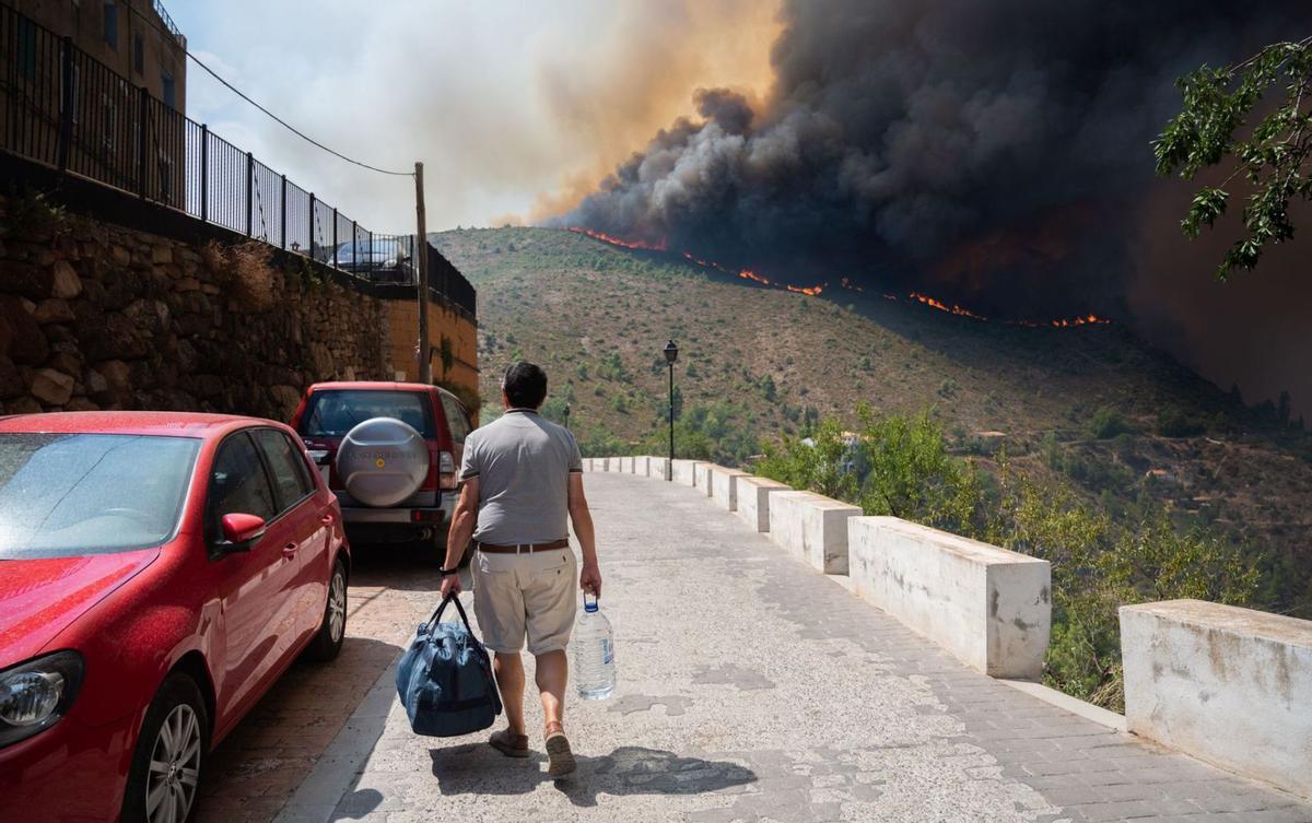 Desalojo de vecinos en Bejís ante la cercanía de las llamas. andreu esteban | @JUANCFLORENTINO