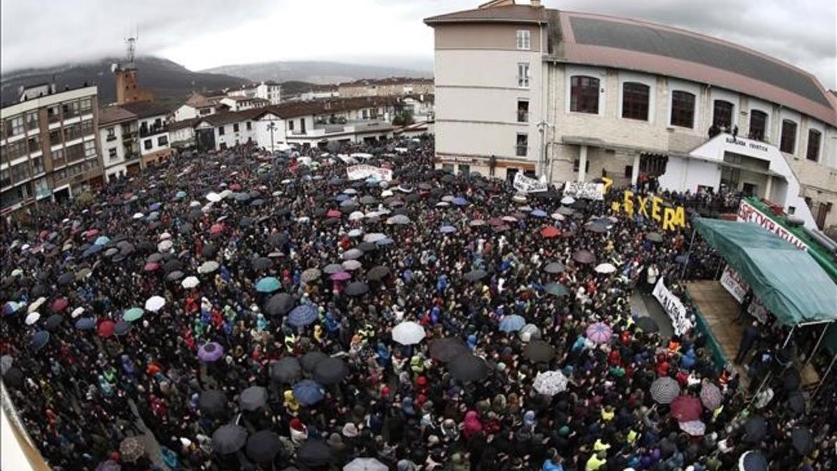 Miles de personas participan este mediodia en la manifestacion que discurre por Alsasua en contra de la imagen que se proyecta de la localidad