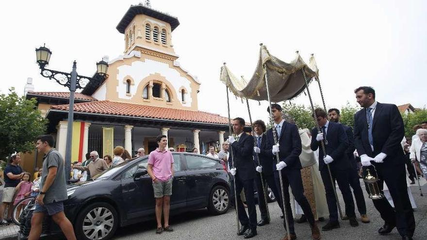 La parroquia de Salinas celebra la Sacramental entre el fervor popular