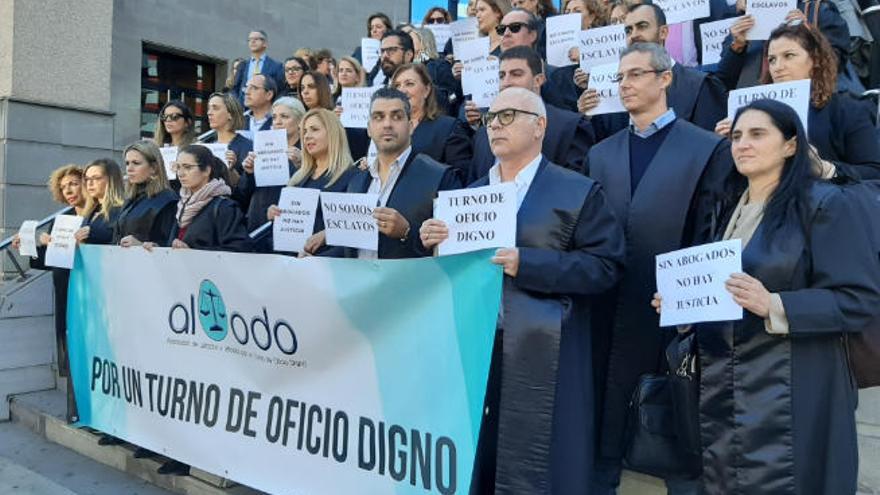 Concentración de abogados del turno de oficio que se desarrolló a mediodía de ayer ante el Palacio de Justicia, en la avenida Tres de Mayo.