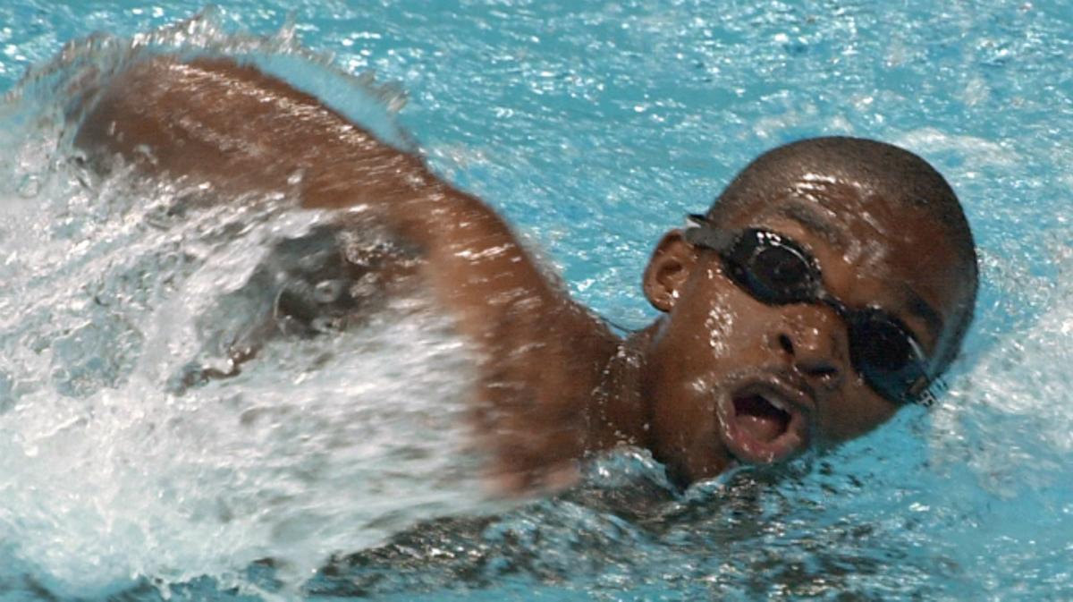 La carrera d’Eric Moussambani en la fase classificatòria de Sidney 2000. 