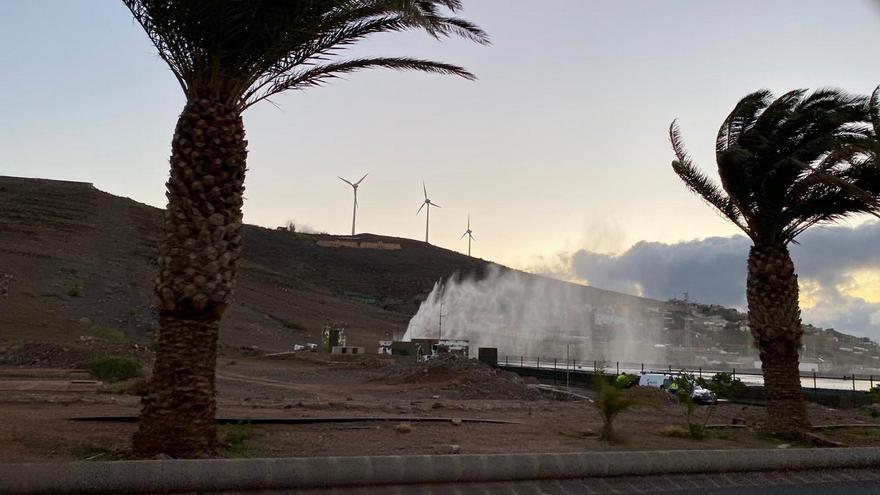 El vaciado de una tubería provoca un espectacular escape de agua en Gran Canaria
