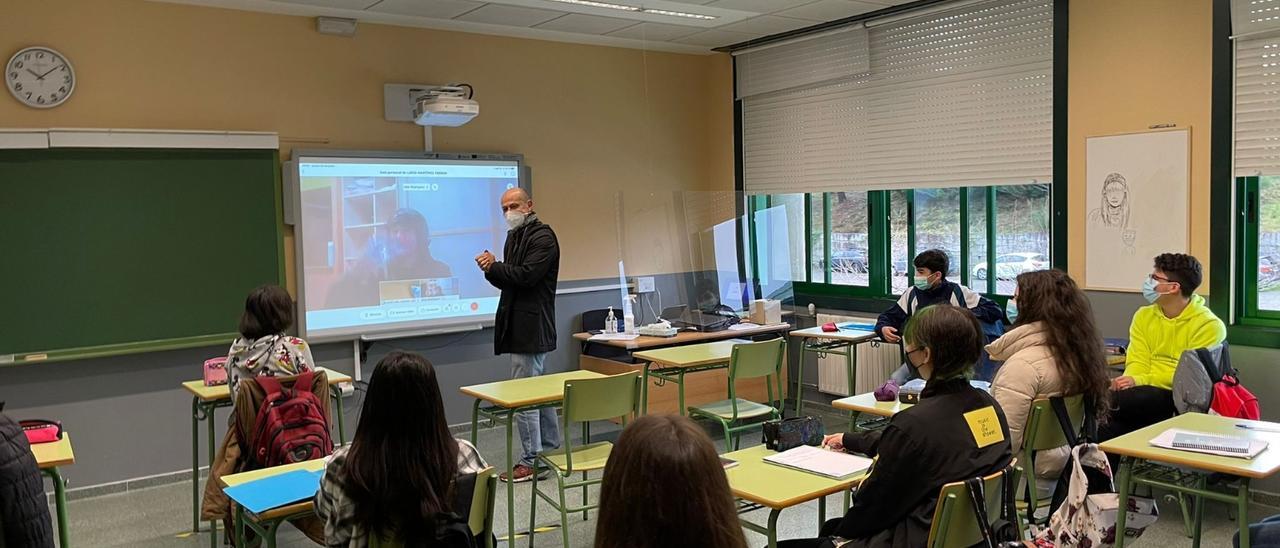Clase presencial y online en un aula del IES Valadares de Vigo / Cedida