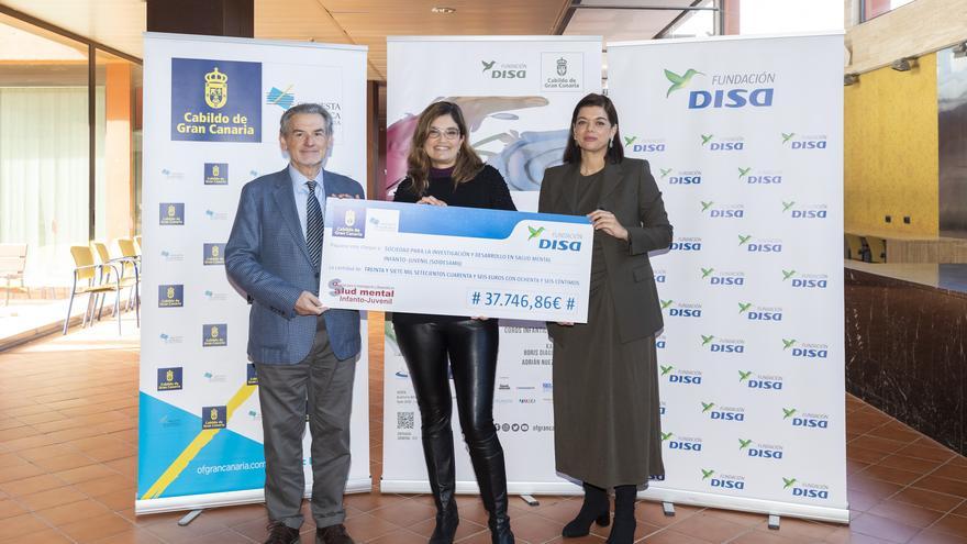 La Orquesta Filarmónica de Gran Canaria y la Fundación DISA entregan un cheque por valor de 37.746,86 euros a la Sociedad para la Investigación y Desarrollo en Salud Mental Infanto-Juvenil