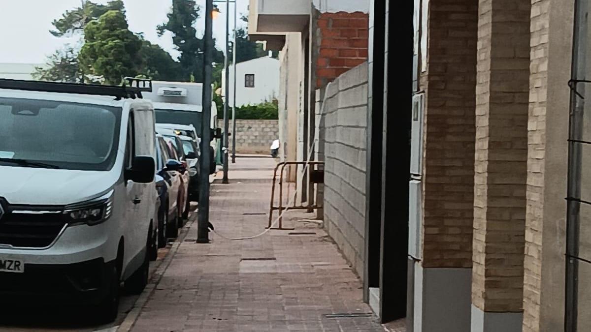 Cable que sale de un solar y que la oposición alerta de que es un "enganche irregular".
