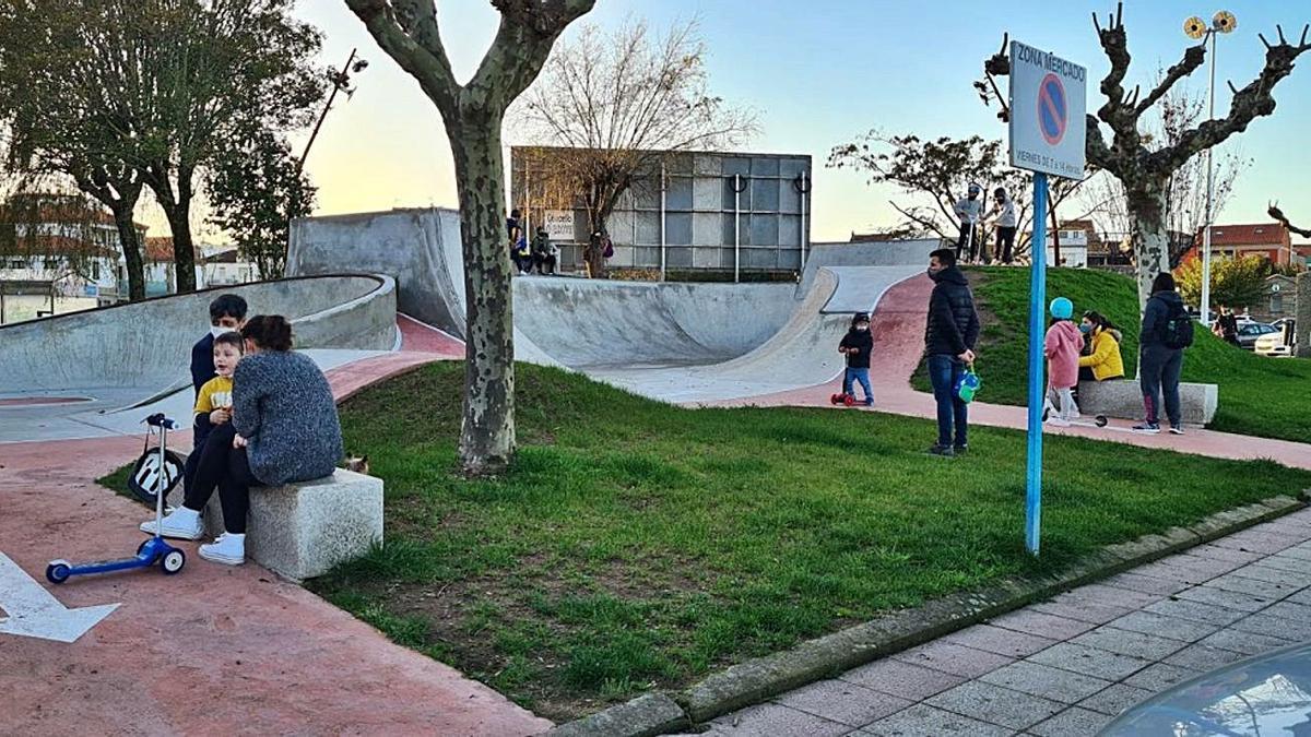 Muchas familias pasan la tarde con sus niños en el skate-parque. |  // M.M.