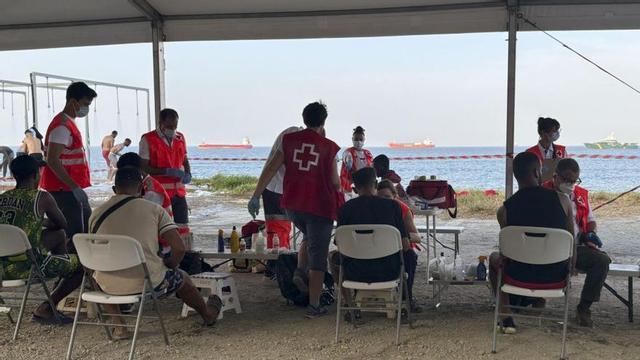 Els sanitaris que atenen els migrants a la platja del Trampolín. | LAURA RINCÓN / EFE