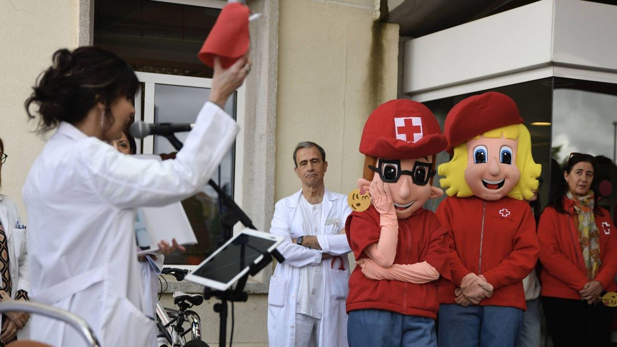Enfermeras y sanitarios en una actividad del servicio de Pediatría.