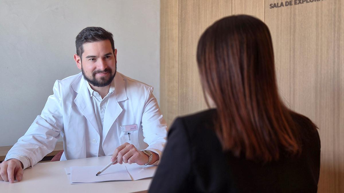 El doctor Zavala en la consulta de fertilidad