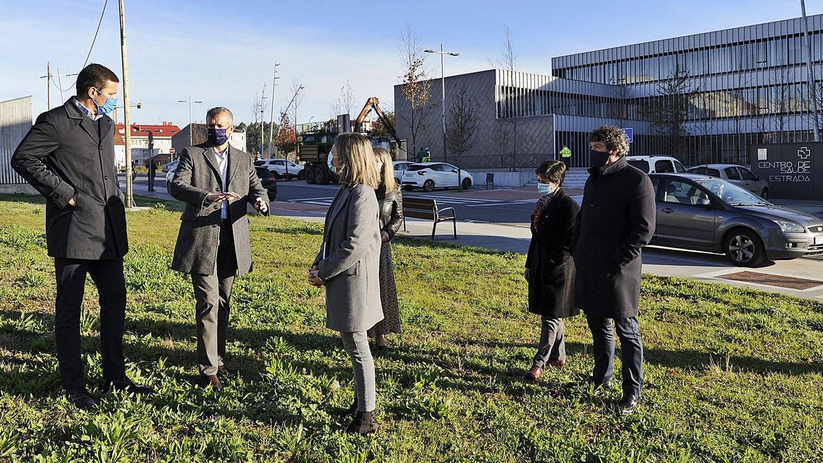 López, Rueda, Piñeiro, Goldar, Bouzón y Blanco, en la parcela que albergará el nuevo edificio del partido judicial de A Estrada. |  // BERNABÉ / J. LALÍN