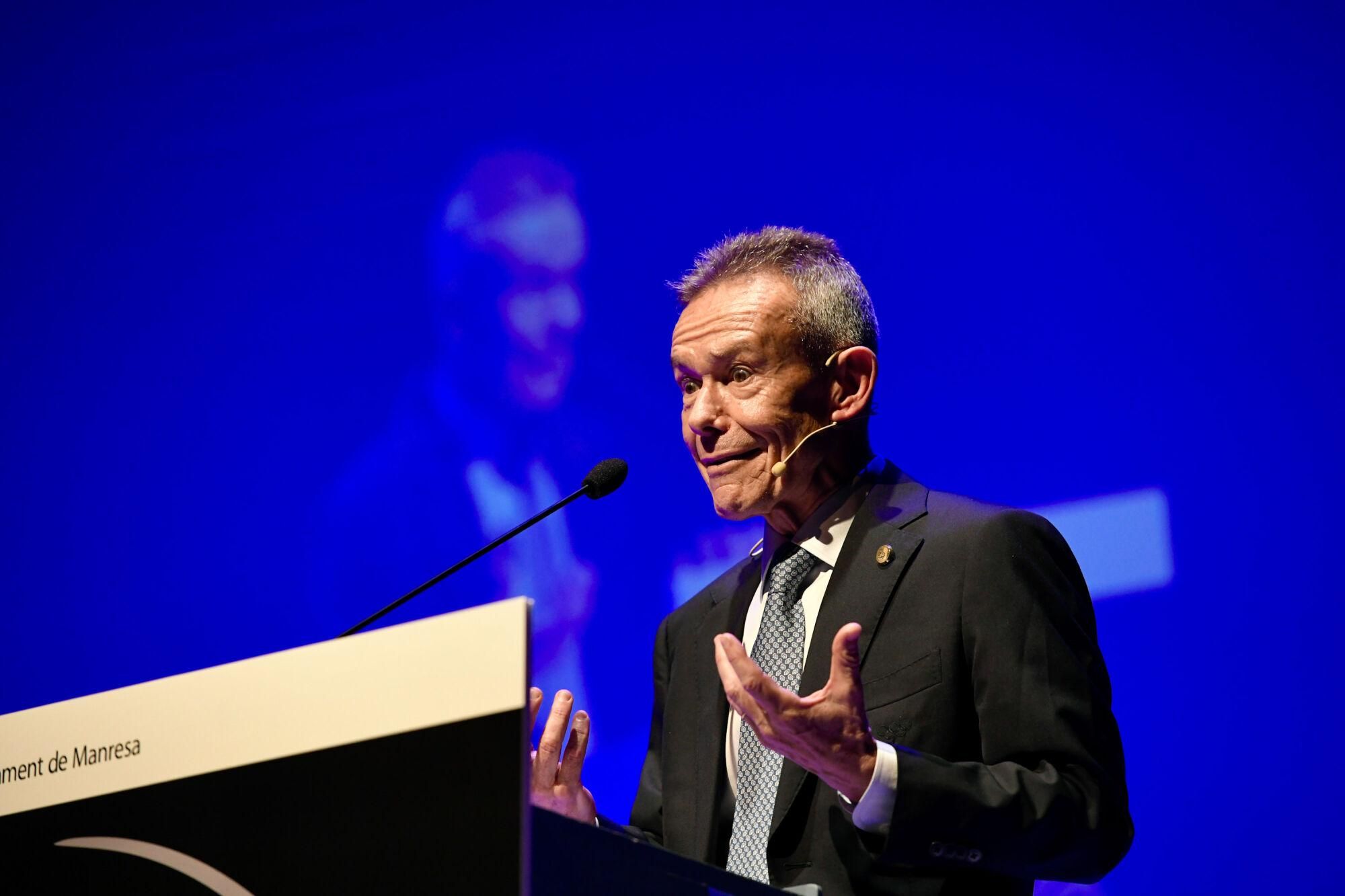 El món de l’esport omple la platea del Kursaal de Manresa per homenatjar Pere Miró