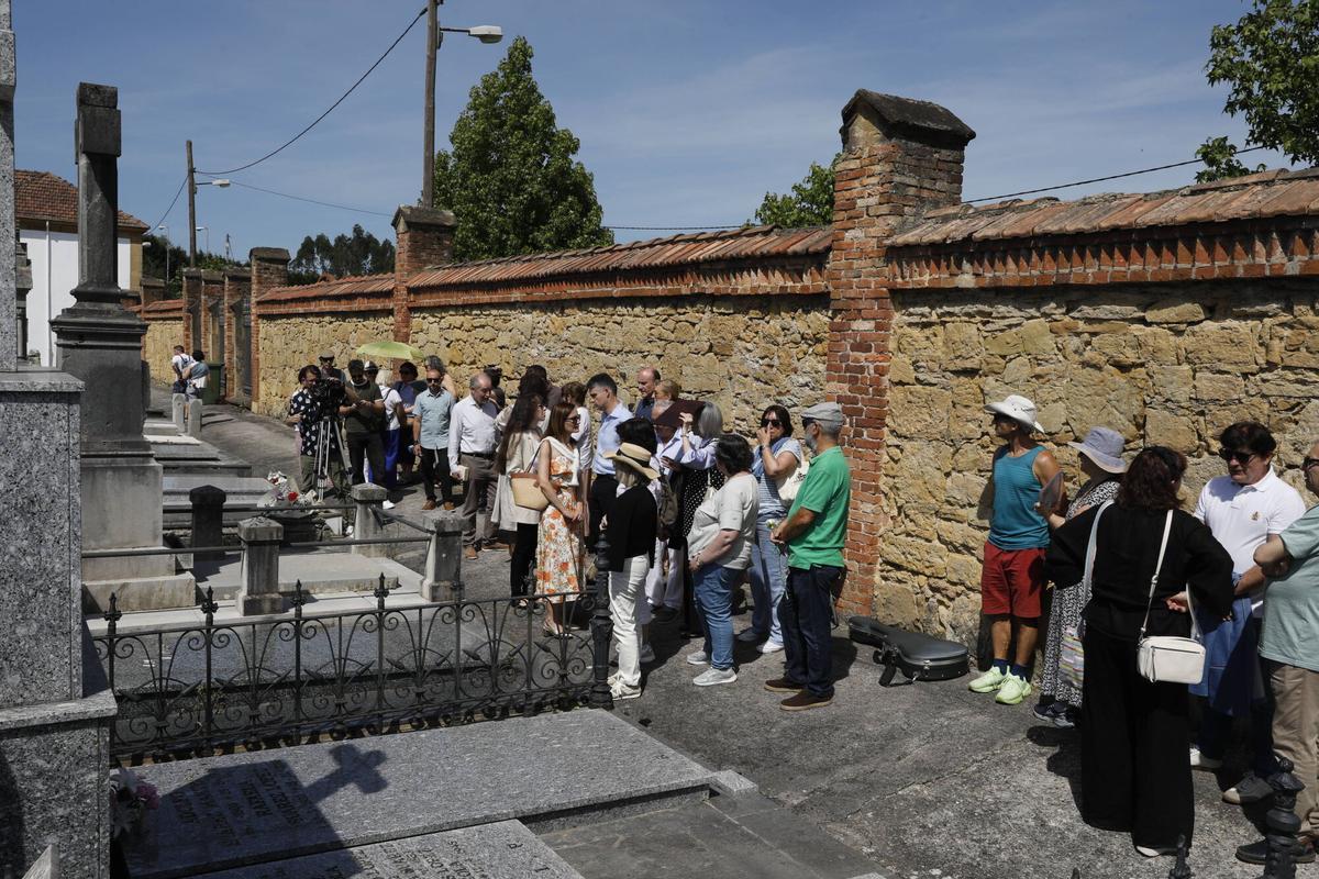 Oviedo. La Entidad Cultural Gaudiosa Asturias rinde homenaje a Leopoldo Alas Clarín en el 125.º aniversario de su fallecimiento en el cementerio de San Salvador