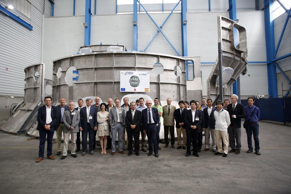 Visita de una delegación internacional a la nave de Asturfeito para un proyecto nuclear