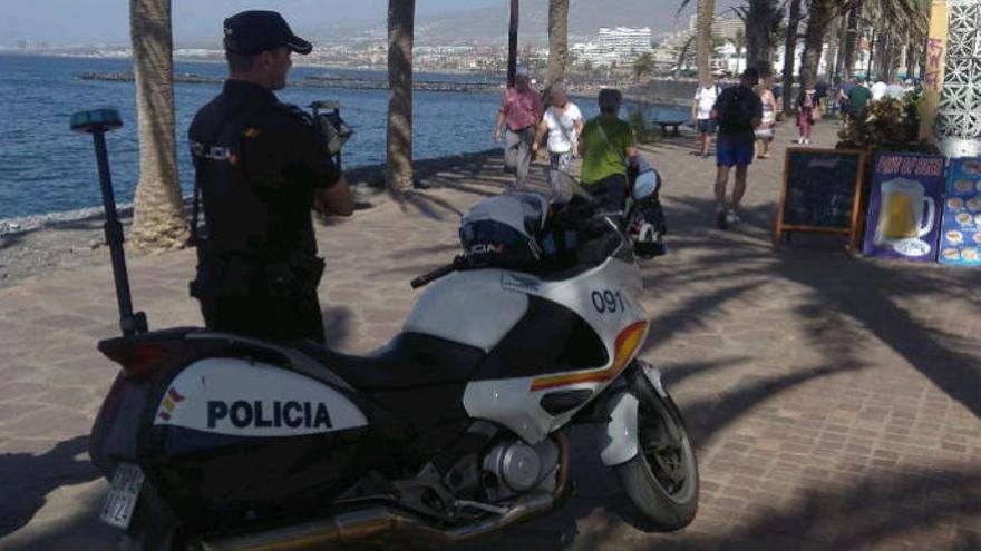 Un agente de policía en el Sur de Tenerife en una imagen de archivo.