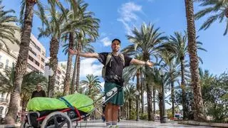 Un carrito llamado Charly y el reto de dar la vuelta a España a pie pasan por Alicante