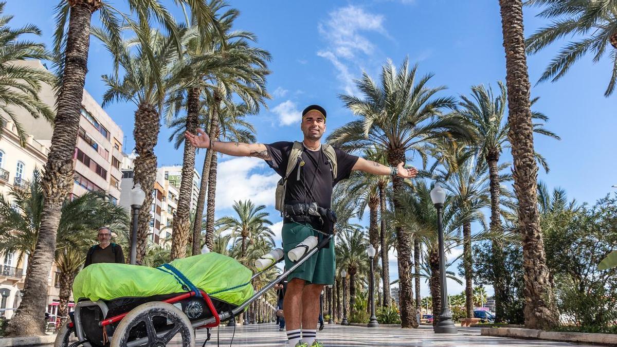 David Giménez y su carro Charly, este lunes en la Explanada, tras llegar andando a Alicante