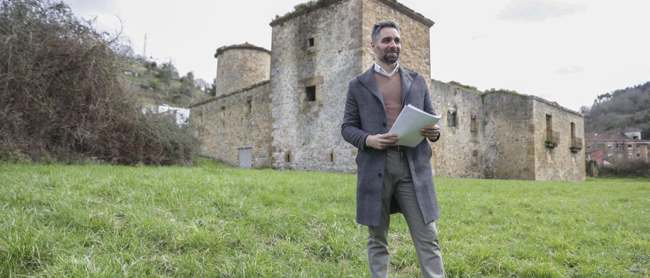El arquitecto Valentín Arrieta, con el conjunto histórico de Olloniego a su espalda. | Irma Collín