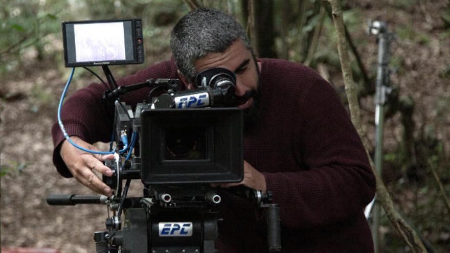 Nacido en La Camella, un barrio del municipio de Arona, este tinerfeño se ha convertido en un destacado cineasta.
 Junto al director de la película Blanco en blanco, Théo Court, a la izquierda, y Marina Alberti, en Tierra del Fuego.