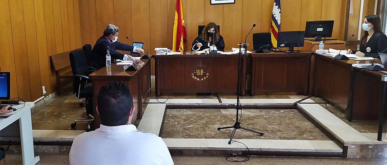 El acusado, ayer durante el juicio celebrado en un juzgado de lo penal de Palma. | M.O.I.