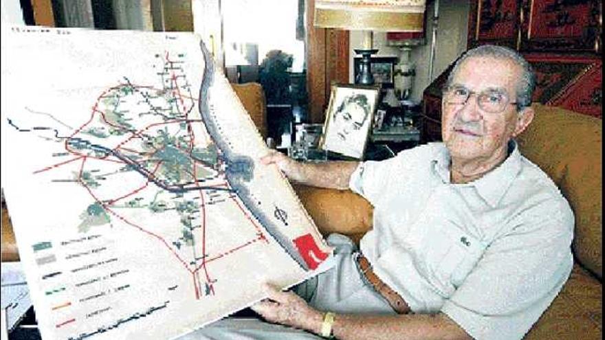 El ingeniero Claudio Gómez Perretta, en su domicilio de Valencia, con un mapa del área metropolitana según el Plan Sur.