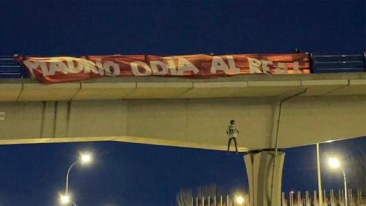 La pancarta contra el Madrid y el muñeco de Vinicius colgados en un puente de la capital.