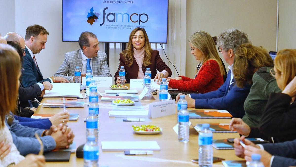 Reunión de la FAMC este viernes, con Natalia Chueca presente.