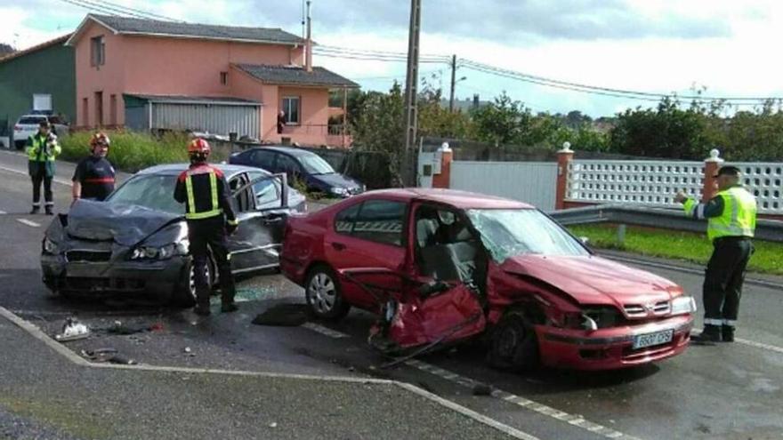 Imagen de los dos coches accidentados, ayer en Nós.