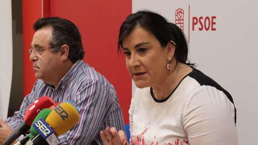 José Ignacio Martín Benito y Ana Sánchez, ayer en la sede del PSOE de la calle Ángel Nieto de la capital.