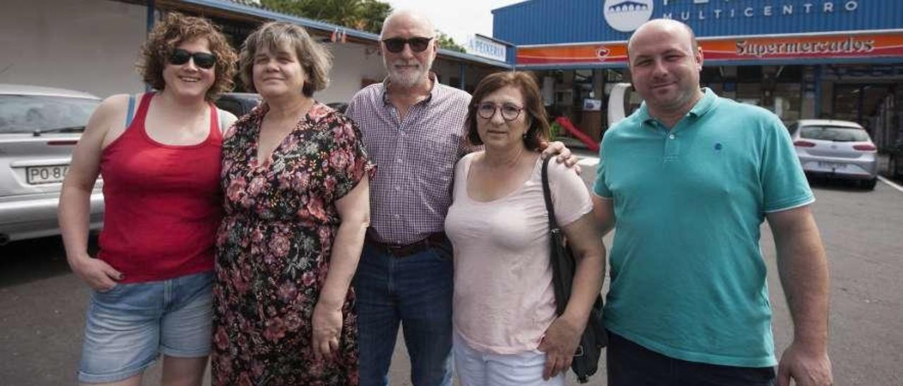 Ana, Daniel, Fernando, isidro y Meca Pernas, ayer, entre la gasolinera y la Casa Pernas. // Bernabé /C.M.V.