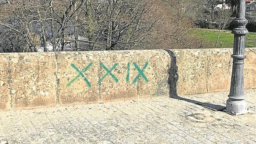 nueva pintada en el puente nuevo