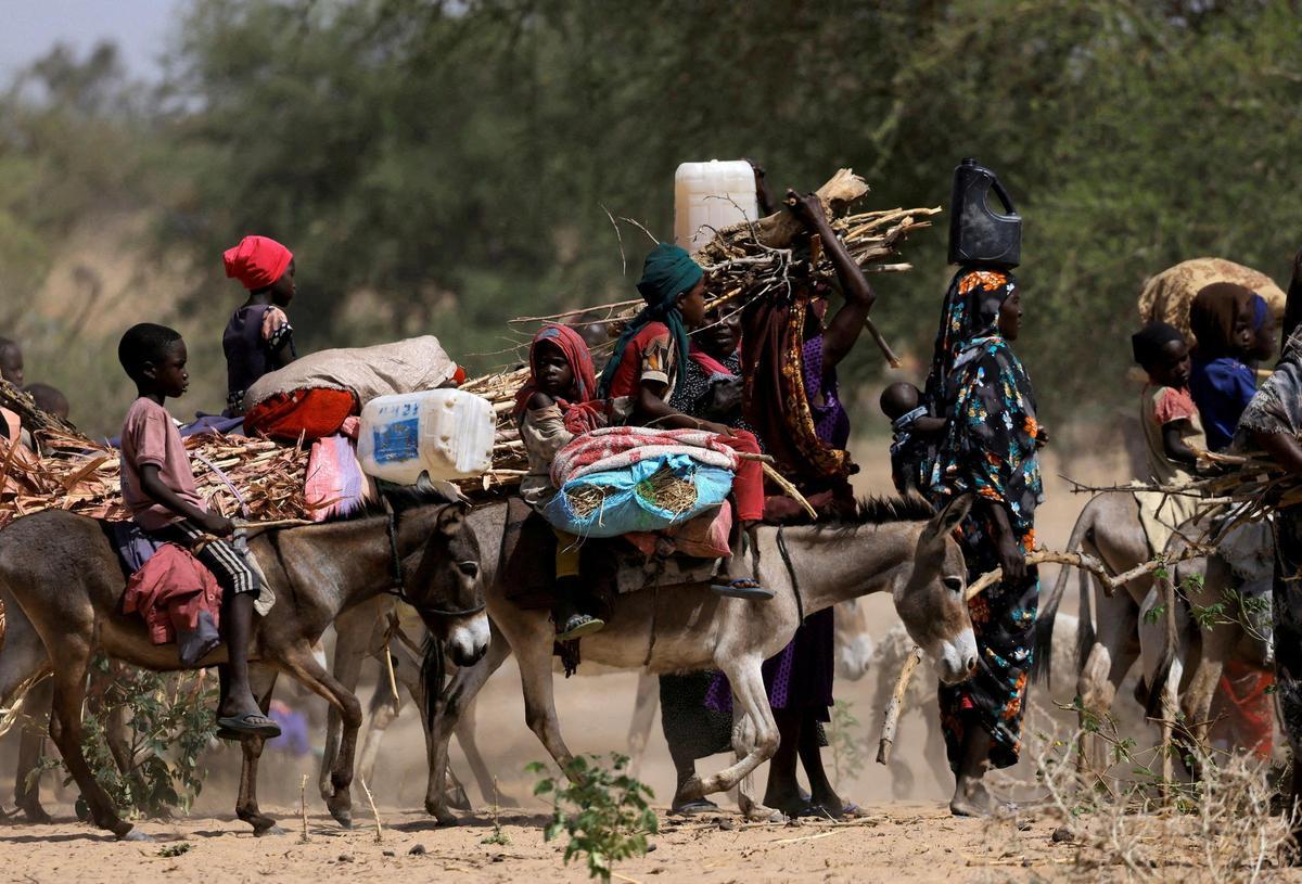 Sudaneses que huyen buscan refugio en Chad