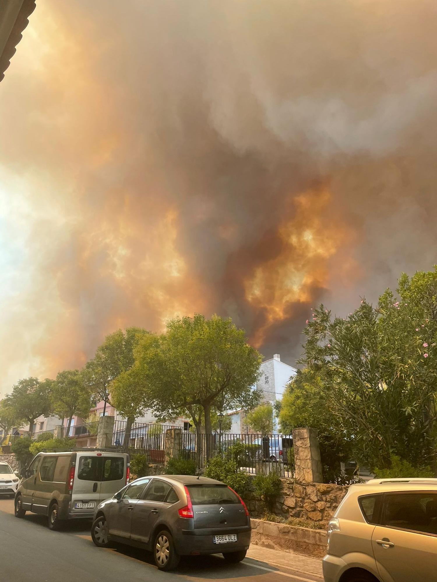 Las imágenes de la evacuación de los vecinos de Bejís por el avance del incendio forestal