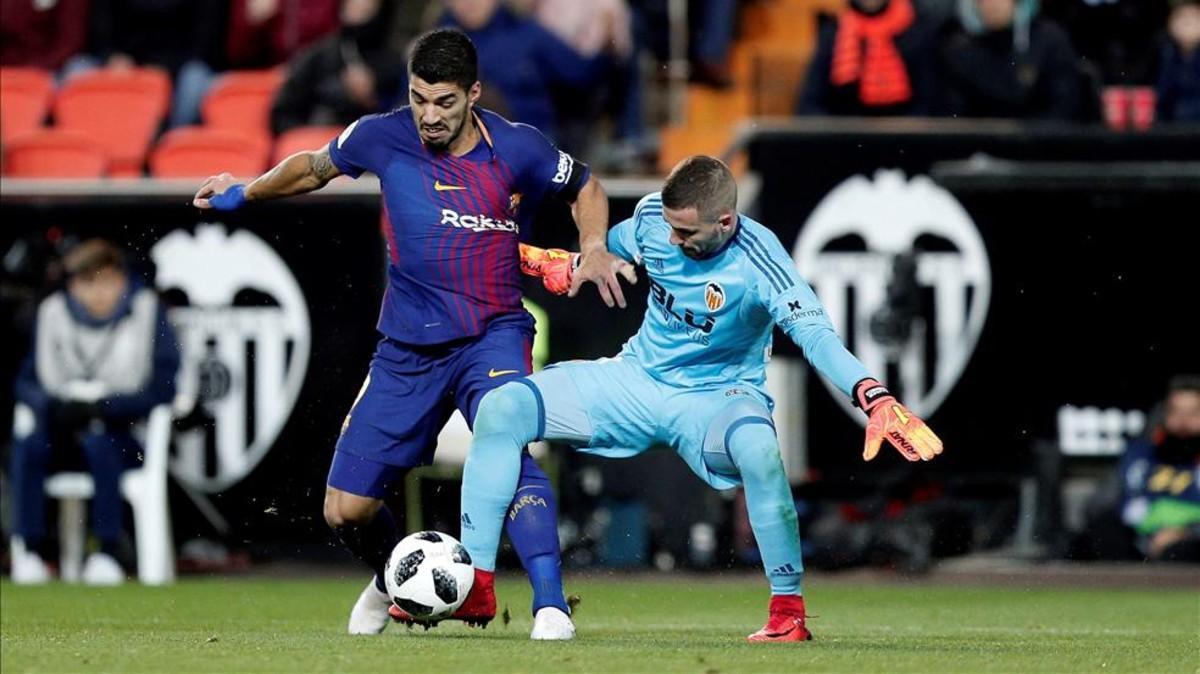 Luis Suárez no pudo entrar demasiado en juego en Mestalla
