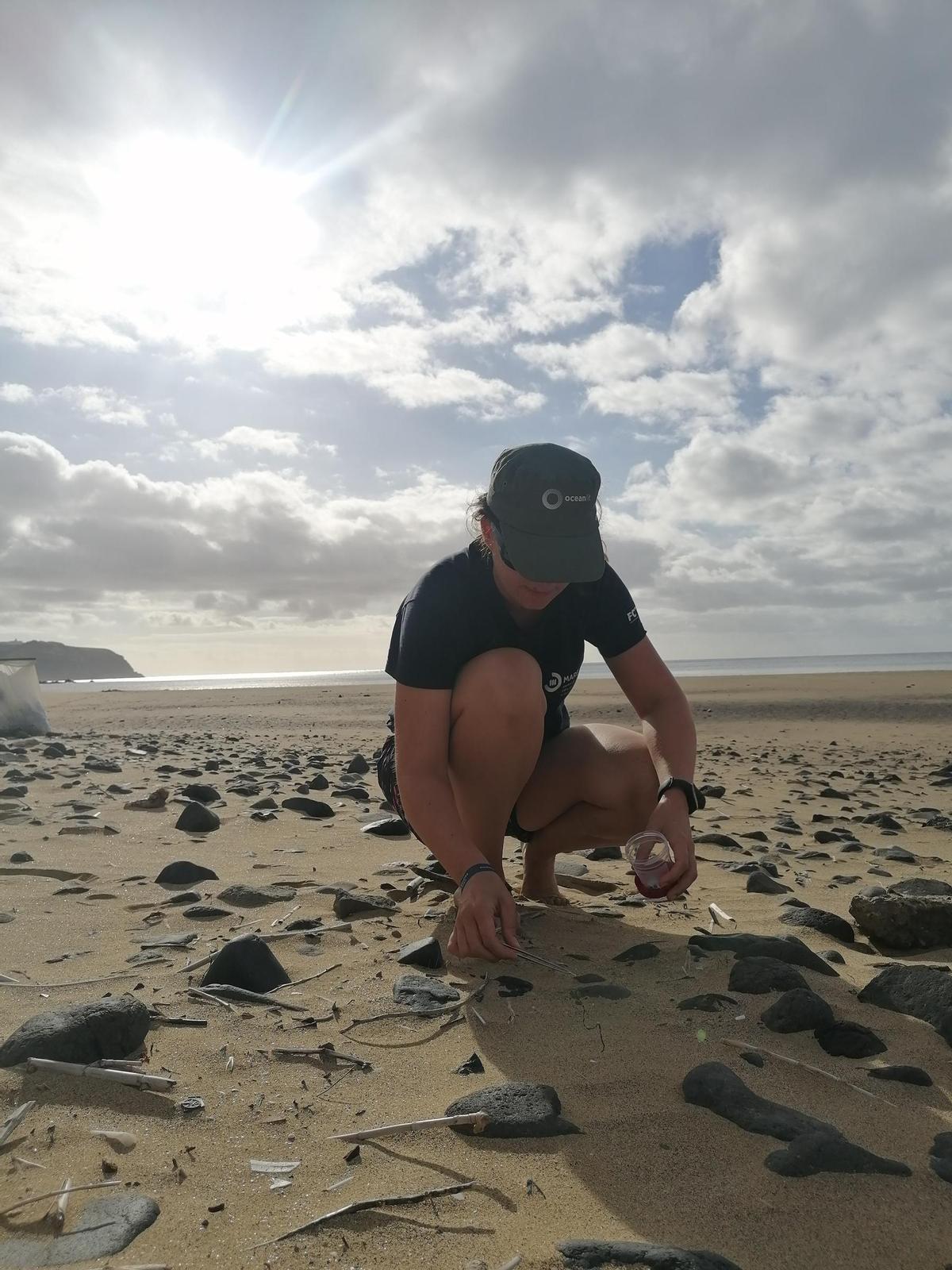 Soledad Álvarez recoge residuos en una playa de Madeira.