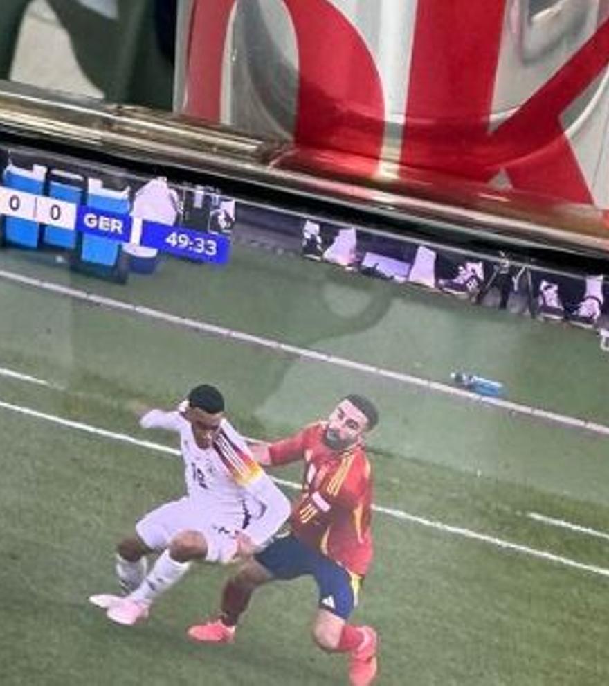 Handy an die Cola-Dose gelehnt: So schaute ein berühmter Fußball-Profi und Mallorca-Freund das EM-Viertelfinale Deutschland-Spanien