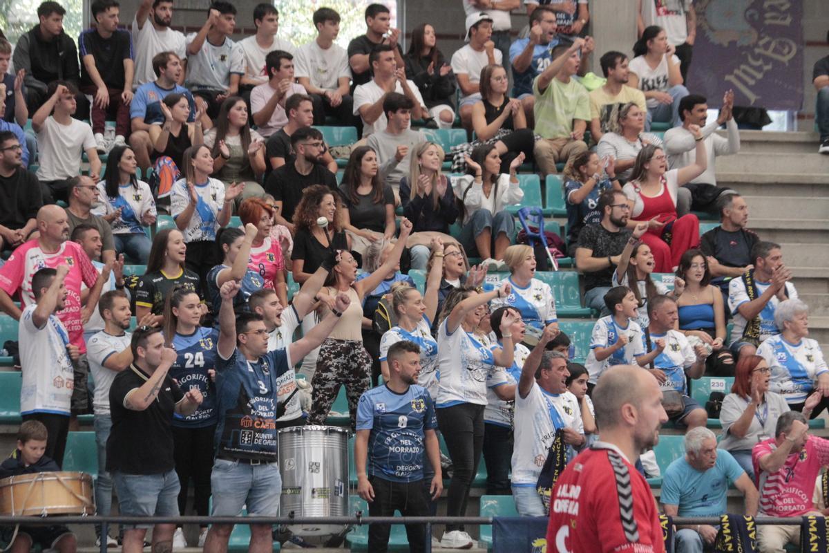 Afición de O Gatañal en el partido de ayer.