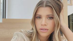 Sofia Richie, una de las modelos que ha viralizado el maquillarse del revés este verano.