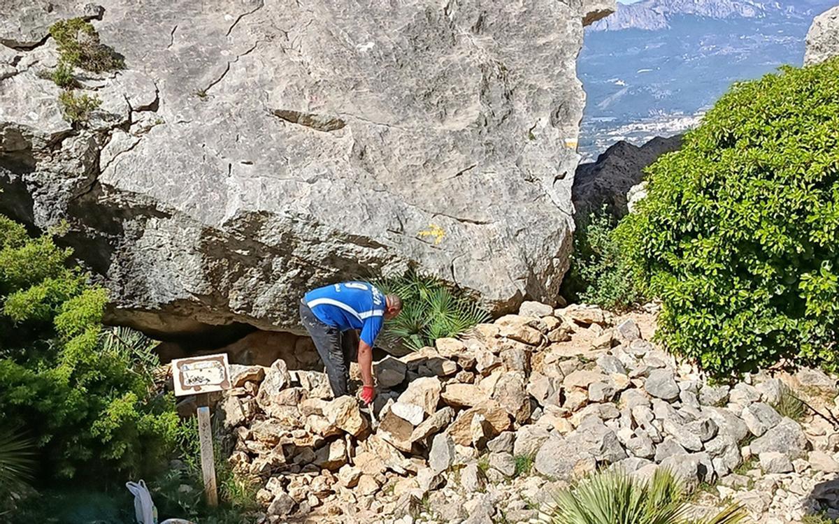 Obras de recuperación en el Camí del Forat del refugio tradicional de piedra seca destinado históricamente al ganado.