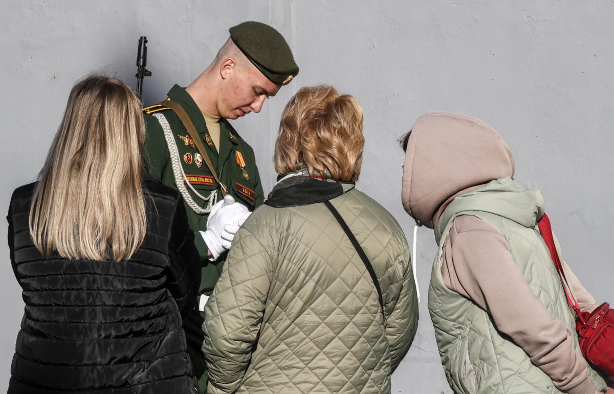 Moscow (Russian Federation), 09/05/2023.- A Russian serviceman speaks with relatives in downtown of Moscow, Russia, 09 May 2023, before the military parade which will take place on the Red Square to commemorate the victory of the Soviet Union’s Red Army over Nazi-Germany in WWII. (Alemania, Rusia, Moscú) EFE/EPA/YURI KOCHETKOV