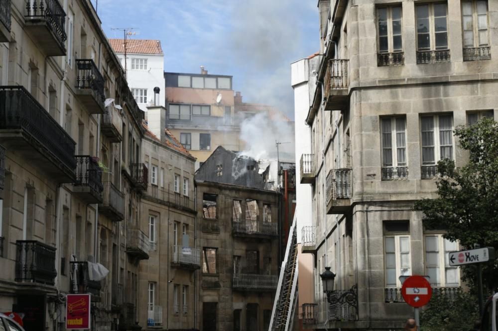 Arde por completo un edificio abandonado en Vigo