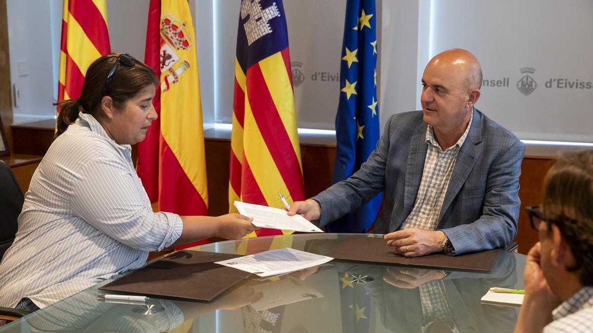 El presidente del Consell de Ibiza, Vicent Marí, y la presidenta de la Federación Balear de Caza, Marta Lliteras.